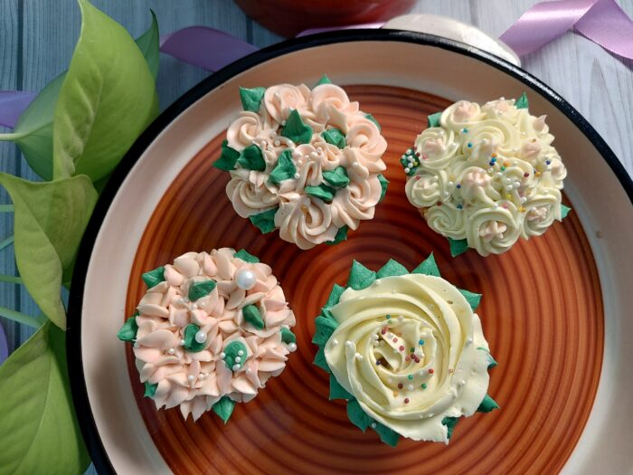 Buttercream Cupcakes [6 piece]