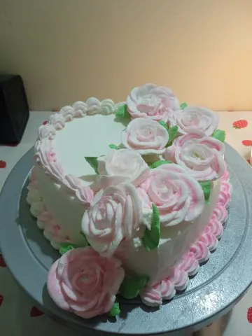 Heart shaped cake with rose design